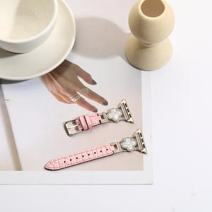 <span class=keywords><strong>Bracelet</strong></span> de montre de luxe en <span class=keywords><strong>cuir</strong></span>, <span class=keywords><strong>bracelet</strong></span> trèfle pour femme, compatible avec <span class=keywords><strong>Apple</strong></span> <span class=keywords><strong>Watch</strong></span> Series 6 7 <span class=keywords><strong>8</strong></span> 9 41 mm 42 mm 45 mm - Product Image 3