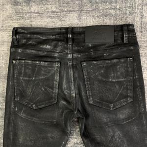 DENIMGUYS Jeans personnalisés avec peinture argentée à effet feuille, style graffiti rétro, délavage acide, style punk Y2K, jeans pour hommes - Product Image 4