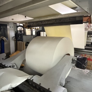 Rouleau de papier PE enduit sur mesure 170GSM 260GSM, rouleau jumbo de qualité alimentaire anti-fuite pour l'emballage alimentaire jetable en usine - Product Image 1