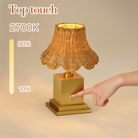 Lampe de table carrée rechargeable Base tactile USB Abat-jour en rotin tissé personnalisé Design classique pour l'éclairage de table de restaurant