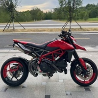 Moto Ducati Hypermotard 950 haute performance avec moteur essence L-Twin de 937 cm³ refroidi par eau pour la conduite en ville et sur autoroute