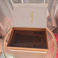 Emballage de boîte avec logo estampage en or personnalisé boîte en carton rigide de luxe pour bouteille de vin et ensemble de deux verres
