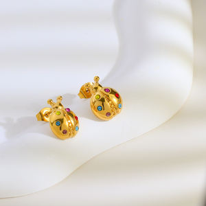 Joyería impermeable chapada en oro de 18 quilates, bonitos pendientes pequeños de mariquita coloridos, pendientes de acero inoxidable al por mayor - Product Image 2