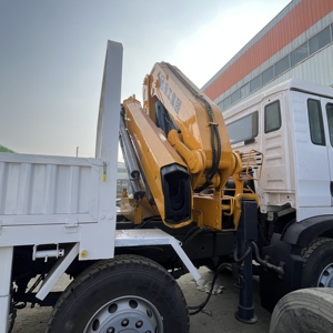 משאית מנוף ניידת משומשת מדגם Sinotruk Howo 8x4, 10-12 טון, מנוע Yuchai, גובה הרמה 12.8 מטר, מומנט גבוה, מערכת בולמי זעזועים MOOG/KYB, לעבודות בנייה. - Product Image 5