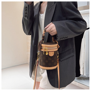 Sac fourre-tout en cuir PU de haute qualité, de style bohème, pour femmes, sac à bandoulière tendance, fermeture éclair, imperméable, logo personnalisé - Product Image 1