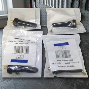Kit de service TPMS Ford NEUF de 5 pièces, comprenant des capuchons de valve de pneu, numéros de pièce 17-20008 et 9L3Z-1700A - Product Image 3