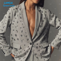 Veste de costume OEM aux couleurs grises pour femmes, décorations en strass à un bouton, col en V, vêtements personnalisés à l'avant et à l'arrière.