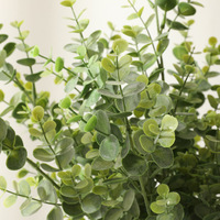 Feuille d'argent d'eucalyptus simulée Décoration de mariage à domicile Fleur artificielle Plante verte Branche unique Plante de feuille d'eucalyptus