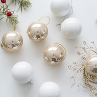 Venta al por mayor de adornos de bolas colgantes mate de Navidad de PVC personalizados chapado UV y gráfico con lentejuelas para la decoración del hogar