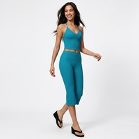 Ensembles de yoga capri 2 pièces OEM/ODM pour femmes : débardeur de yoga croisé et legging capri taille haute évasé, vêtements de sport personnalisables avec logo