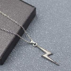 Collier pour homme en acier inoxydable avec pendentif éclair lumineux, collier à breloque éclair qui brille dans le noir, collier de couple - Product Image 2