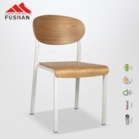 Chaise de table à manger commerciale de style industriel avec cadre métallique empilable et assise ergonomique en contreplaqué courbé pour cafétéria d'école ou universitaire