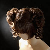 Perruque complète Lolita avec de jolis et coquins chignons doubles, des bourgeons floraux et une frange latérale pour filles.