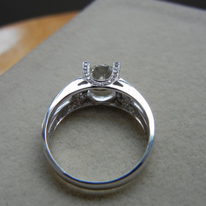 Anello rotondo scintillante da donna, elegante gioiello da dito alla moda - Product Image 4