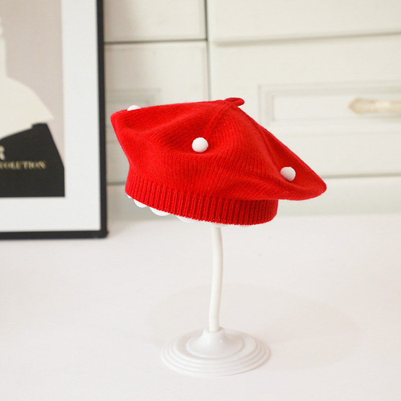 Béret rouge en fil boule ronde