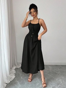 Vestido midi con tirantes finos, textura multitono, lazo frontal, cintura fruncida y bolsillos, ideal para kits de regalo navideños. - Product Image 3