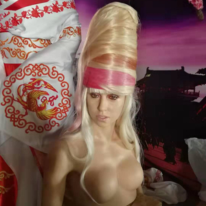 Busto Scultoreo in Resina e Silicone Fatto a Mano a Grandezza Naturale di Donna Sexy Ispirato a Star del Cinema in Vendita - Product Image 2