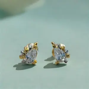 Pendientes de Oro Blanco y Amarillo con Piedra Redonda Brillante, Joyería Fina Moderna y Minimalista, Regalo Elegante para Ella - Product Image 2