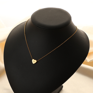 Piccola collana minimalista di amore regalo di gioielli in acciaio inossidabile placcato oro 18K <span class=keywords><strong>Mini</strong></span> piccolo cuore con lettera collana pendente - Product Image 3