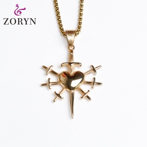 Colgante de Espadas Chapadas en Oro a Través del Corazón, Joyería Gótica Punk Oscura Romántica Medieval Vintage de Acero Inoxidable para Hombres y Mujeres - Product Image 1