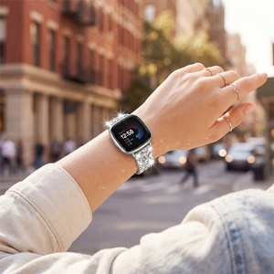Bracelet de montre en silicone pailleté compatible avec Fitbit <span class=keywords><strong>Versa</strong></span> 4 <span class=keywords><strong>3</strong></span> / <span class=keywords><strong>Sense</strong></span> 2, bracelet de remplacement scintillant pour femmes et filles - Product Image 6