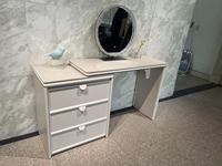 Coiffeuse de luxe minimaliste moderne rétractable avec tiroirs de rangement et miroir sur pied pour chambre à coucher
