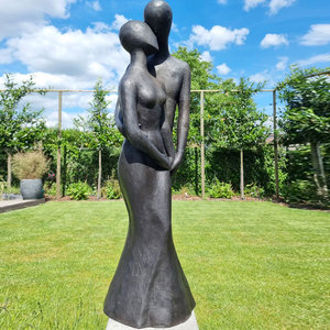 Statue de jardin en bronze d'extérieur moderne de haute qualité, sculpture abstraite de hommes et femmes s'embrassant derrière leur dos - Product Image 1