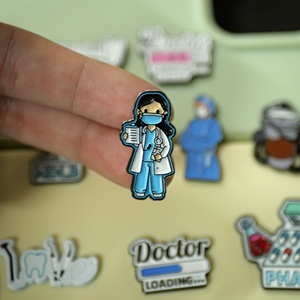 कस्टम डॉक्टर नर्स चिकित्सा उपकरण लोगो एनमेल पिन स्टिकर आधुनिक डिजाइन के साथ - Product Image 5