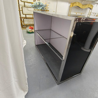 Bar moderne en acier inoxydable avec intérieur en acrylique noir et comptoir en verre trempé, adapté aux mariages, aux hôtels, aux fêtes