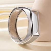 2027 En gros Bracelet jonc carré large plaqué or poli brillant, massif et géométrique, à charnière à ressort pour femme