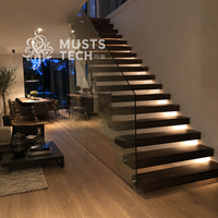 Appartement haut de gamme style minimaliste, fabrication professionnelle, plan de travail, escalier flottant