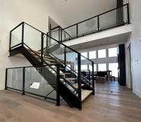 Escalier droit intérieur Prima avec garde-corps en bois et acier, fait main pour villas, hôtels, halls