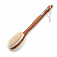 Esponja de baño de madera de caoba teñida con cerdas de fibra mixta de doble cara, con tiras antideslizantes azules y cordón para colgar.