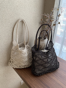 Bolsa Satchel Para Mujer Cloe Diseño Acolchada Con Mascada Color Negro