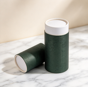 Tube en papier vert foncé gaufré à motif floral, écologique et recyclable, avec couvercle supérieur et inférieur, structure cylindrique en papier épais et rigide. - Product Image 2