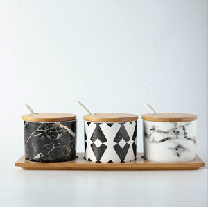 Ensemble de pots d'assaisonnement en céramique nordique Boîte à herbes et épices ménagères avec plateau en bambou - Product Image 1