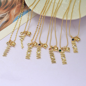 Collier pendentif pour femme <span class=keywords><strong>en</strong></span> plaqué or 18 carats avec lettres verticales pavées de zircons, motif Maman et cœur, et breloque pierre de naissance <span class=keywords><strong>en</strong></span> zircon. - Product Image 4