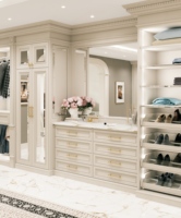 Dressing de luxe avec îlot en marbre courbé et banc rembourré, armoire classique à panneaux surélevés, direct usine