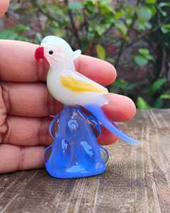 Miniatura de Loro de Vidrio Soplado a Mano, Base Azul, Colores Blanco, Amarillo y Rojo, Artesanía Animal Hecha a Mano, Decoración para Año Nuevo y Día de la Tierra - Product Image 3