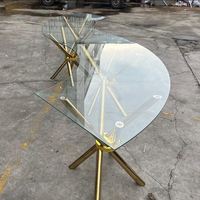 Table de banquet irrégulière en acier inoxydable doré avec pieds croisés en verre transparent pour mariage, hôtel, événement