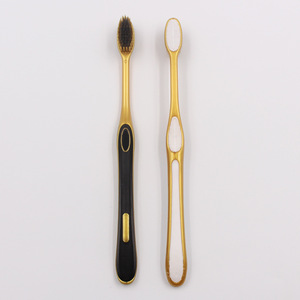 Brosse à dents manuelle pour adultes, poignée ergonomique antidérapante, poils doux, conception durable MC L224 - Product Image 1