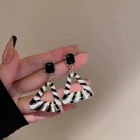 Nouvelles boucles d'oreilles géométriques circulaires rétro de style Hong Kong en alliage de zinc haut de gamme pour femmes, très prisées par les influenceuses en ligne
