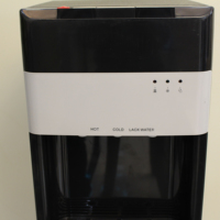 Dispenser d'Acqua Calda/Fredda in Plastica a Risparmio Energetico per Uso Domestico e Alberghiero con Sistema Elettrico a Caricamento dal Basso