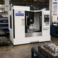 Centre d'usinage vertical CNC VMC855 équipé d'un moteur de broche de 7,5 kW et d'un broche BT40 pour l'usinage de pièces de boîtier moteur