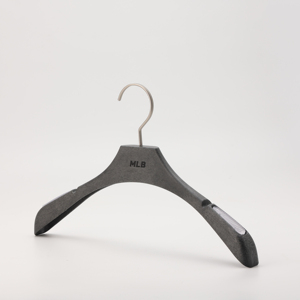 קולב בגדים ומכנסיים רחב כתפיים, עמיד, קל משקל, נגד החלקה, ללא ריח, עשוי פלסטיק ABS דמוי עץ, עם אפשרות להדפסת לוגו. - Product Image 4