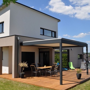 Pérgola Bioclimática de Aluminio Personalizada, Impermeable, con Toldo Motorizado Deslizante y Techo de Láminas - Product Image 3