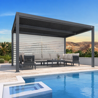 Pergola motorisée à télécommande avec écran zébré rétractable et lames en aluminium pour piscine, villa de luxe, terrasse de complexe hôtelier