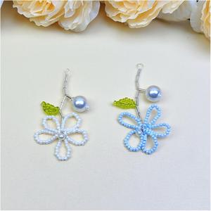 Pendentif tendance pour femme, motif fleurs ajourées, bleu doux, idéal pour mariages et sacs à dos, vente en gros - Product Image 6