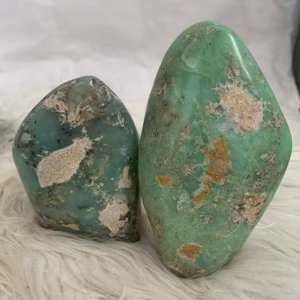 Crisoprasa natural de forma libre, completamente pulida, tono verde vibrante, superficie lisa, pieza única, perfecta para coleccionistas. - Product Image 3