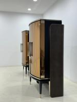 Armoire à vin artistique moderne avec panneau latéral texturé et pieds métalliques coniques pour armoire à vin résidentielle haut de gamme